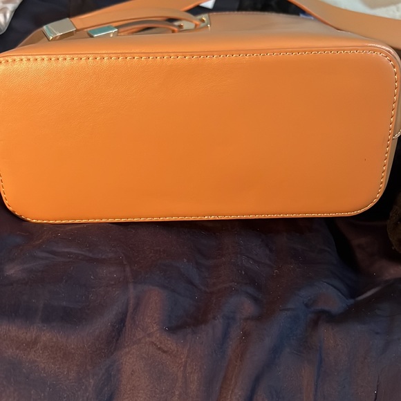 Danier crossbody - Picture 5 of 5